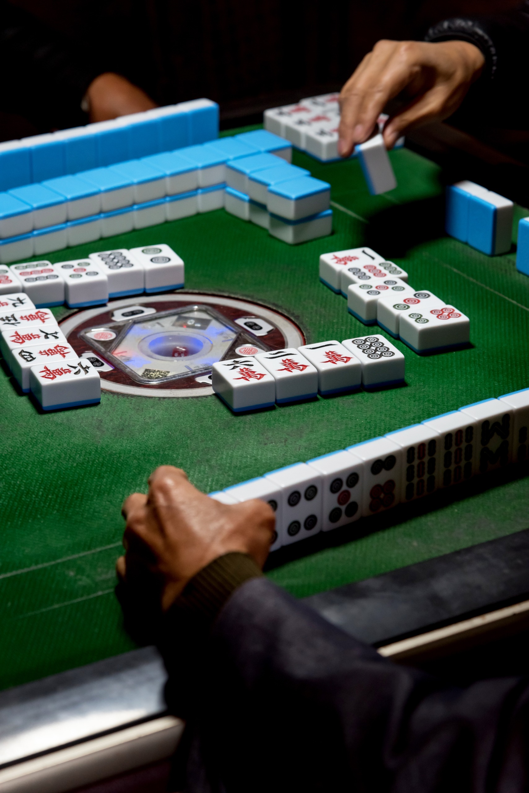Meja mahjong ZHONTRE 118 rangka abu-abu di ruang makan